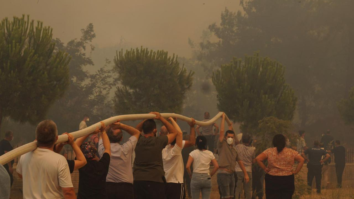 Çanakkale'de vatandaşlar, yangınla mücadele eden ekiplere destek oluyor