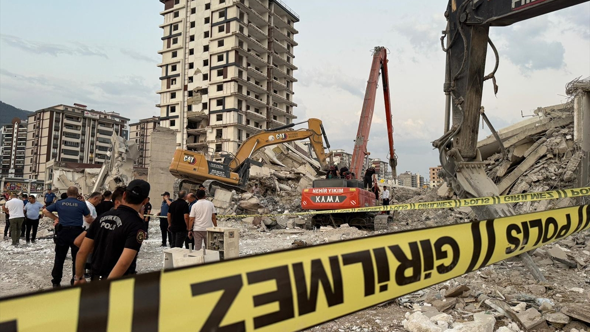 Kahramanmaraş’ta hasarlı bina, iş makinesinin üzerine devrildi! Operatör enkaz altında kaldı Kahramanmaraş’ta hasarlı bina, iş makinesinin üzerine devrildi! Operatör enkaz altında kaldı