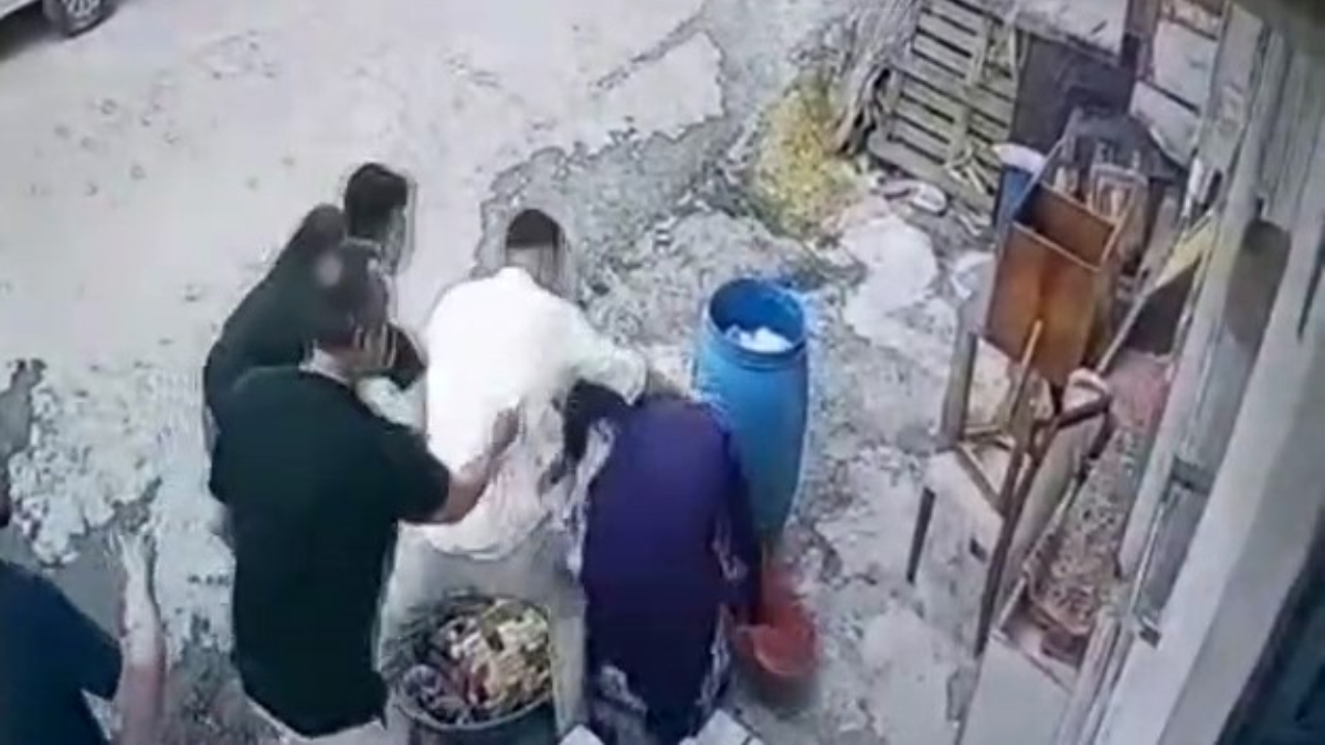 Başakşehir'de "mavi bidon" tartışması: Baba ve oğlu yaşlı kadını darbetti