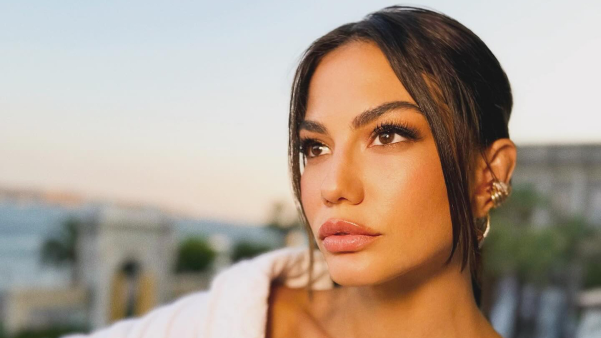 Demet Özdemir sezona hazır! Bornozuyla fotoğraf paylaştı