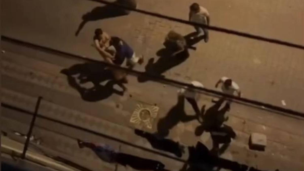 İstanbul'da iki ailenin taşlı sopalı kavgası kamerada