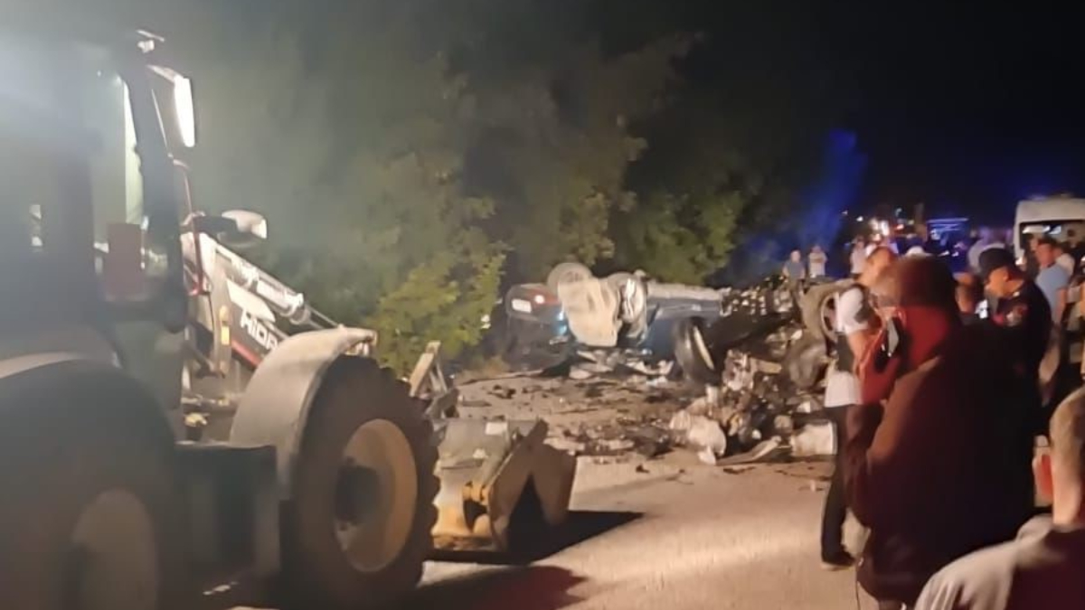 Çanakkale’de feci kaza: İki araç çarpıştı, 6 kişi öldü