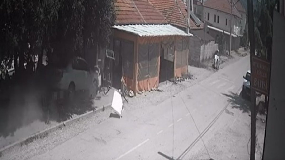 Isparta'da otomobil kıraathaneye daldı: 1 ölü, 1 yaralı