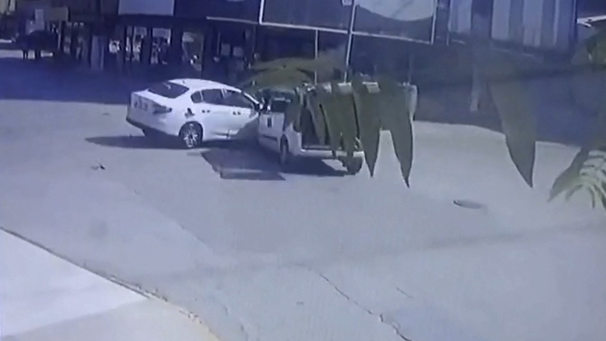 Bursa'da hafif ticari araçla çarpışan otomobilin sürücüsü yaralandı