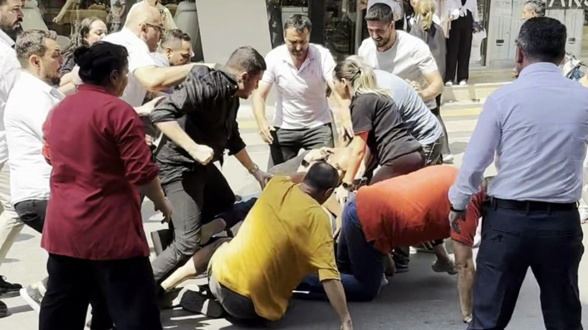 Sakarya'da iki grup arasında çıkan tekmeli yumruklu kavga kamerada