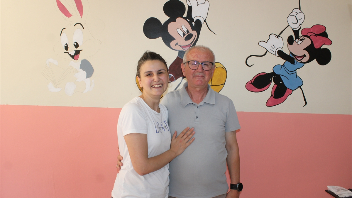 Tekirdağ'da öğretmen baba ve kız, okulun duvarlarını renklendirdi