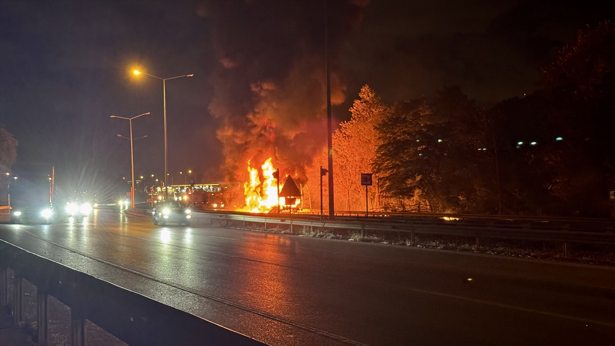 Samsun’da kimyasal madde yüklü tır 8 kilometre boyunca yandı Samsun’da kimyasal madde yüklü tır 8 kilometre boyunca yandı