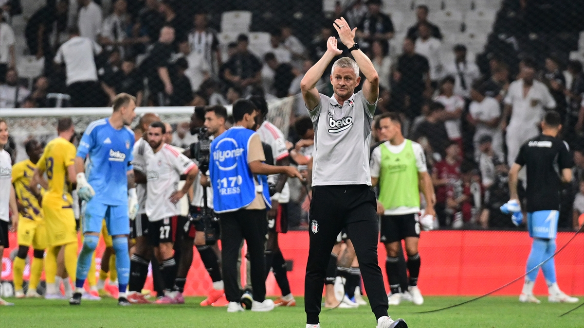 Beşiktaş tribünleri Ole Gunnar Solskjaer'i ıslıkladı!