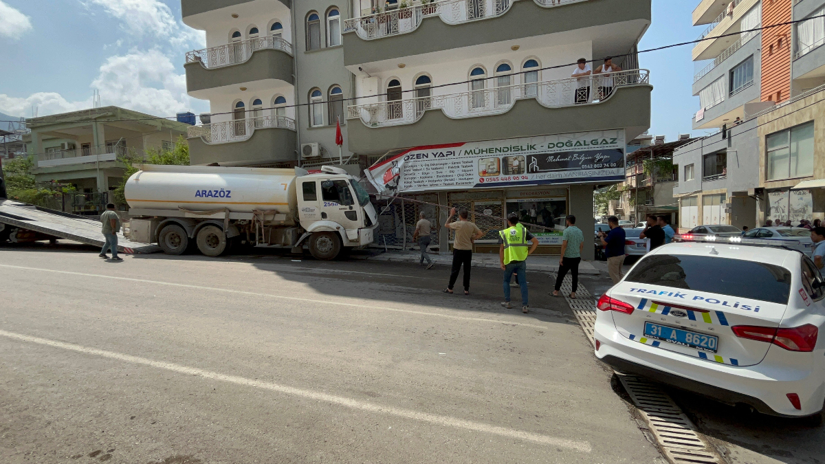 Hatay'da freni boşalan arazöz ortalığı savaş alanına çevirdi