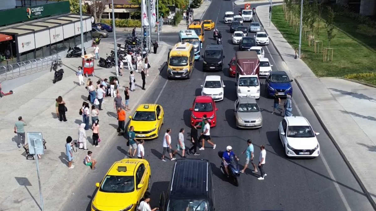 İstanbul'da yaya geçidini kullanmayanlar trafiği tehlikeye sokuyor