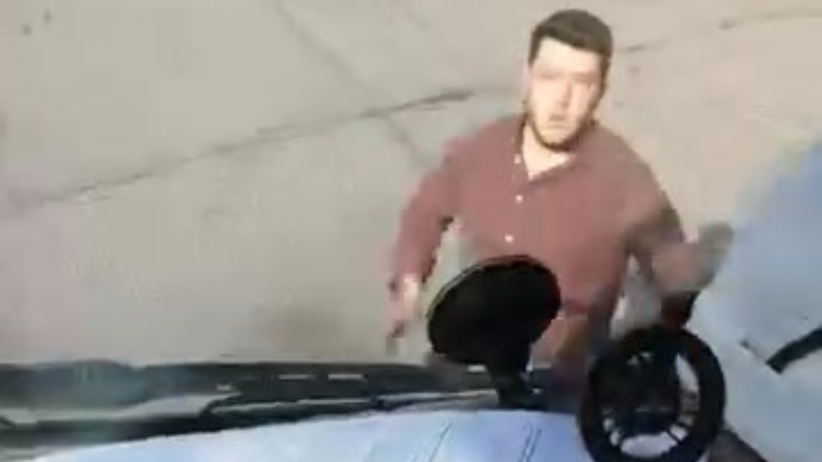 İstanbul’da yol verme tartışması: Kamyonetin camını yumruklayarak kırdı