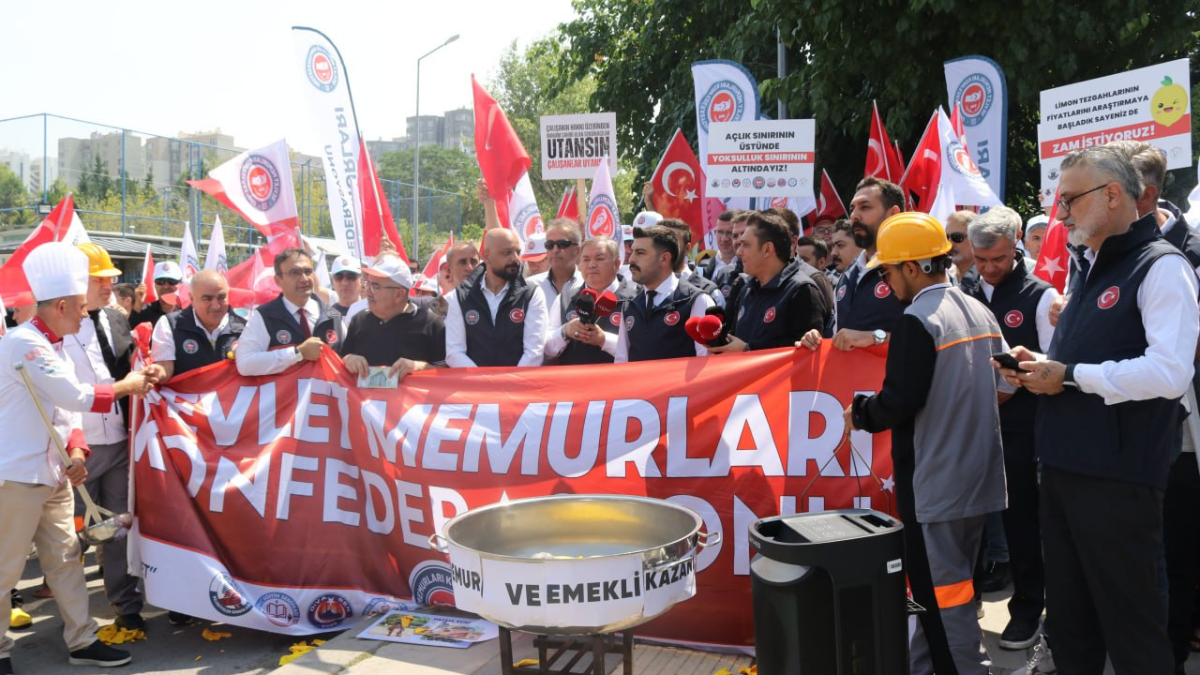 Zam teklifini beğenmeyen memurların eylemi sürüyor