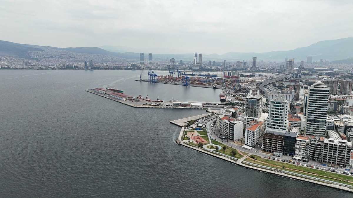 İzmir Körfezi'nden yeniden pis koku gelmeye başladı