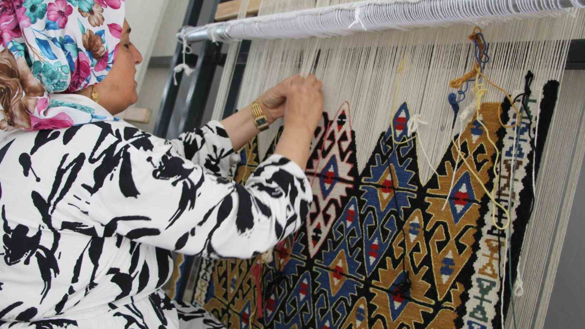 Kadınlar ilmek ilmek dokuyor; Jirki kilimi dünyaya açılıyor...