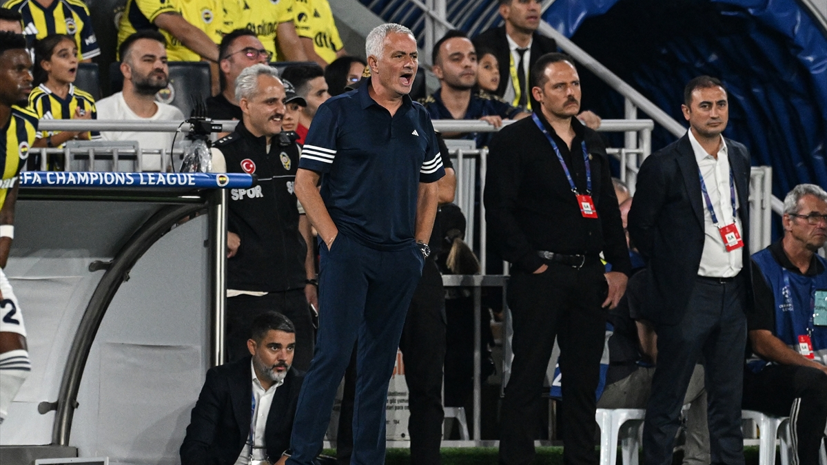 Jose Mourinho, erkenden soyunma odasına gitti