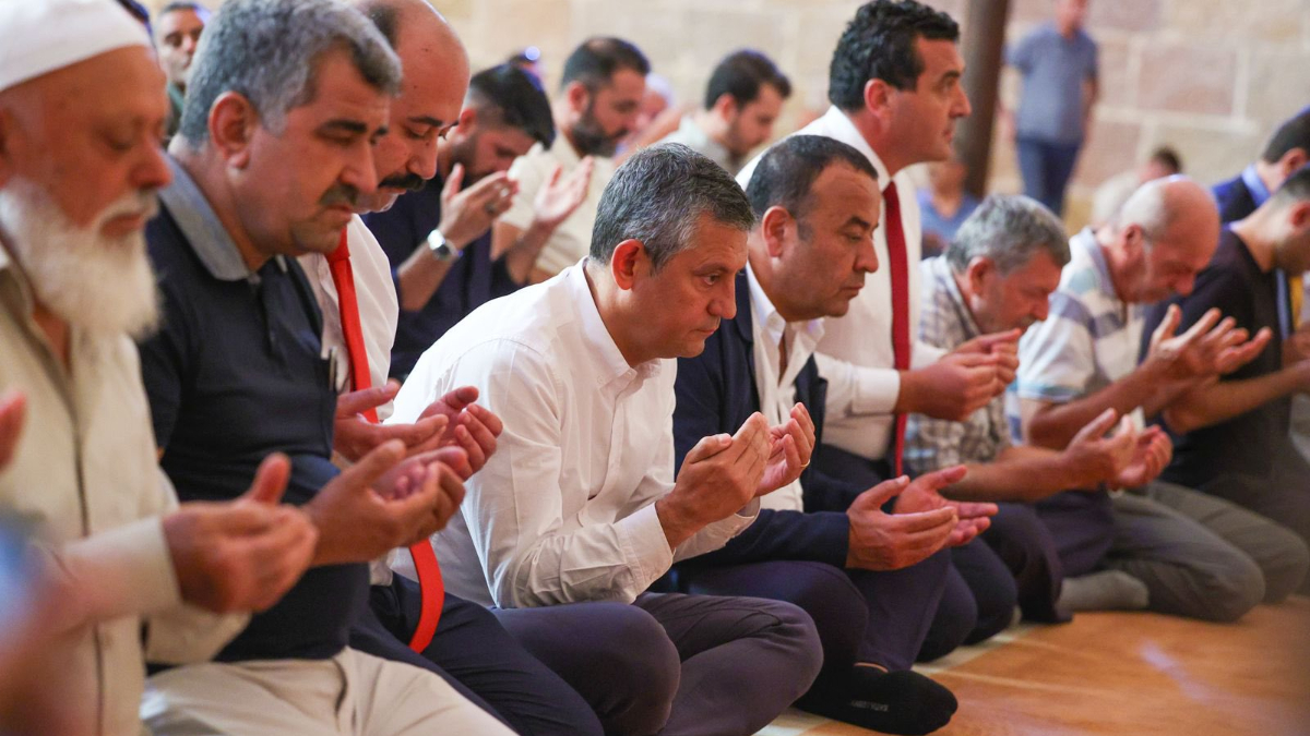 Özgür Özel'in cuma namazı pozları, CHP'lileri kızdırdı