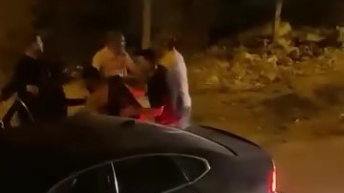 Adana'da bir şahıs rastgele ateş açtı: Mahalleli yakalayıp polise teslim etti