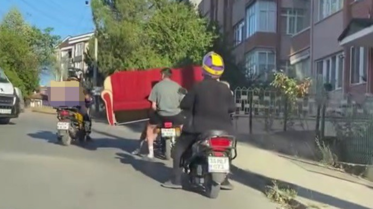 Karabük'te trafikte tehlikeli anlar: Motosikletle koltuk taşıdılar