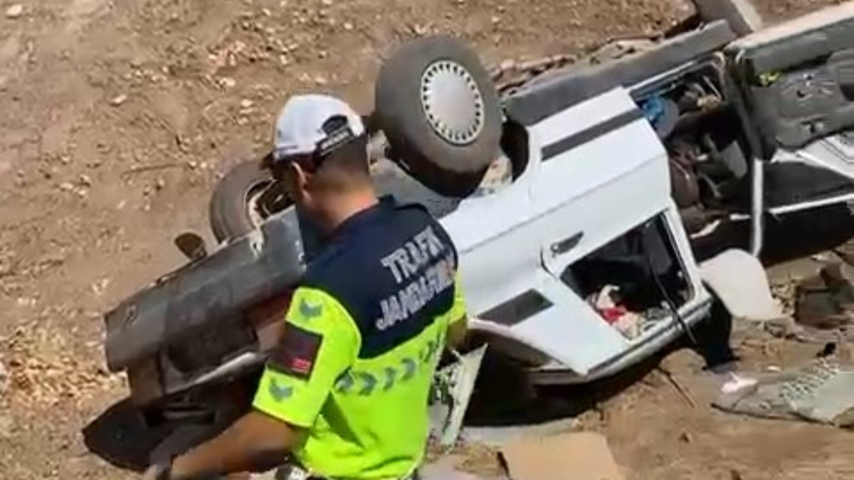 Diyarbakır'da kız istemeye gidenlerin otomobili devrildi: 3'ü çocuk, 8 yaralı