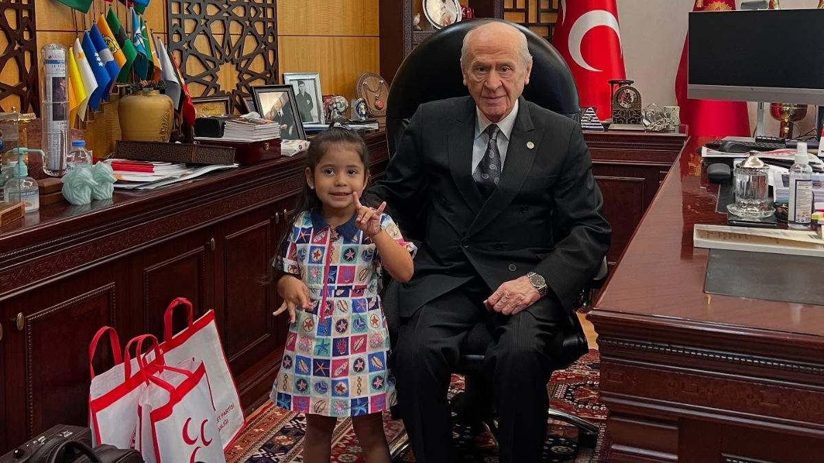 Bahçeli'nin minik hayranı Hilal, Devlet Dedesi’nin elini öptü
