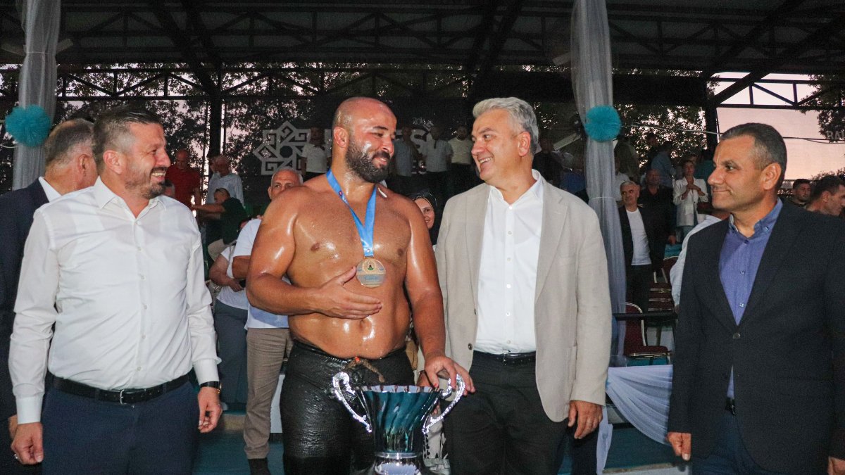 Kurtdereli Mehmet Pehlivan Yağlı Güreşleri'nde başpehlivan Orhan Okulu oldu