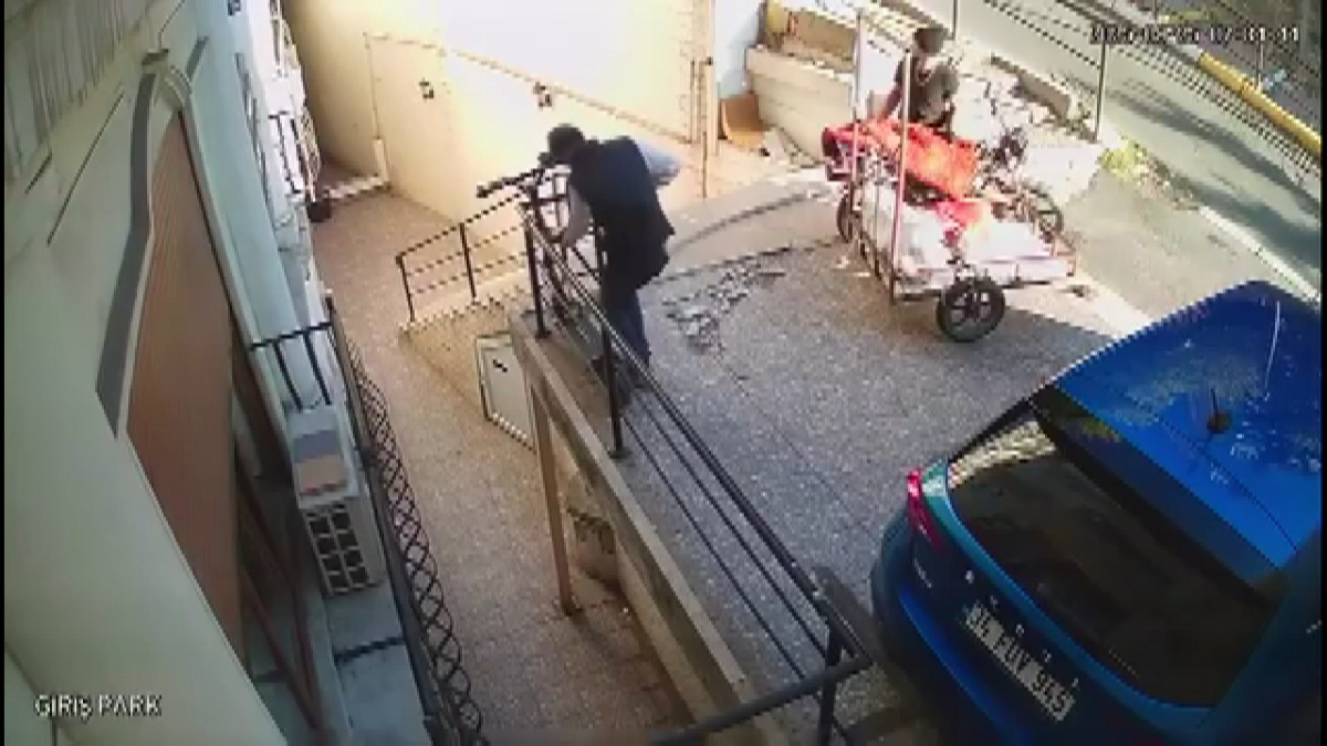 İstanbul'da skuteri demir kesme makasıyla zincirini keserek çaldı