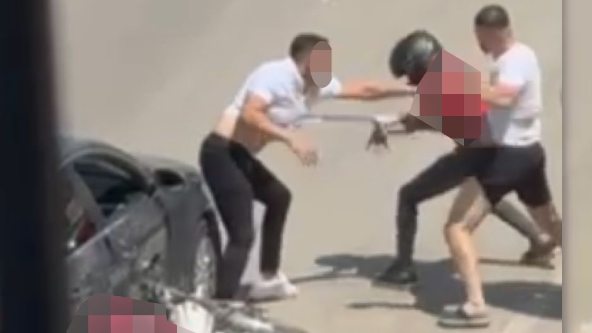 Kahramanmaraş'ta otomobilden inen şahıslar, motokuryeyi tekme tokat dövdü