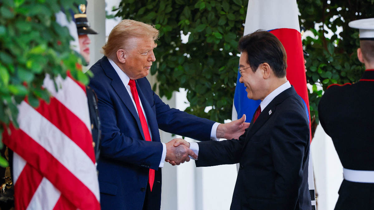 Donald Trump, Güney Kore Cumhurbaşkanı ile görüştü: Elindeki morluk dikkat çekti