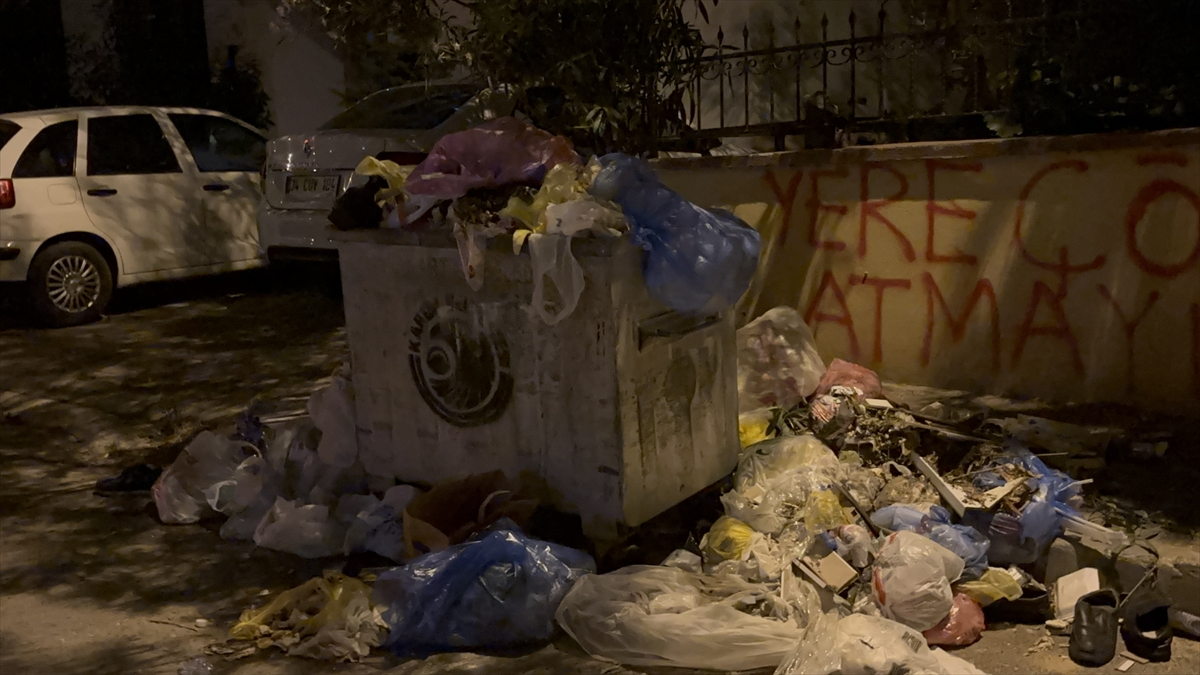 İstanbul Kartal'da sokaklar çöple doldu
