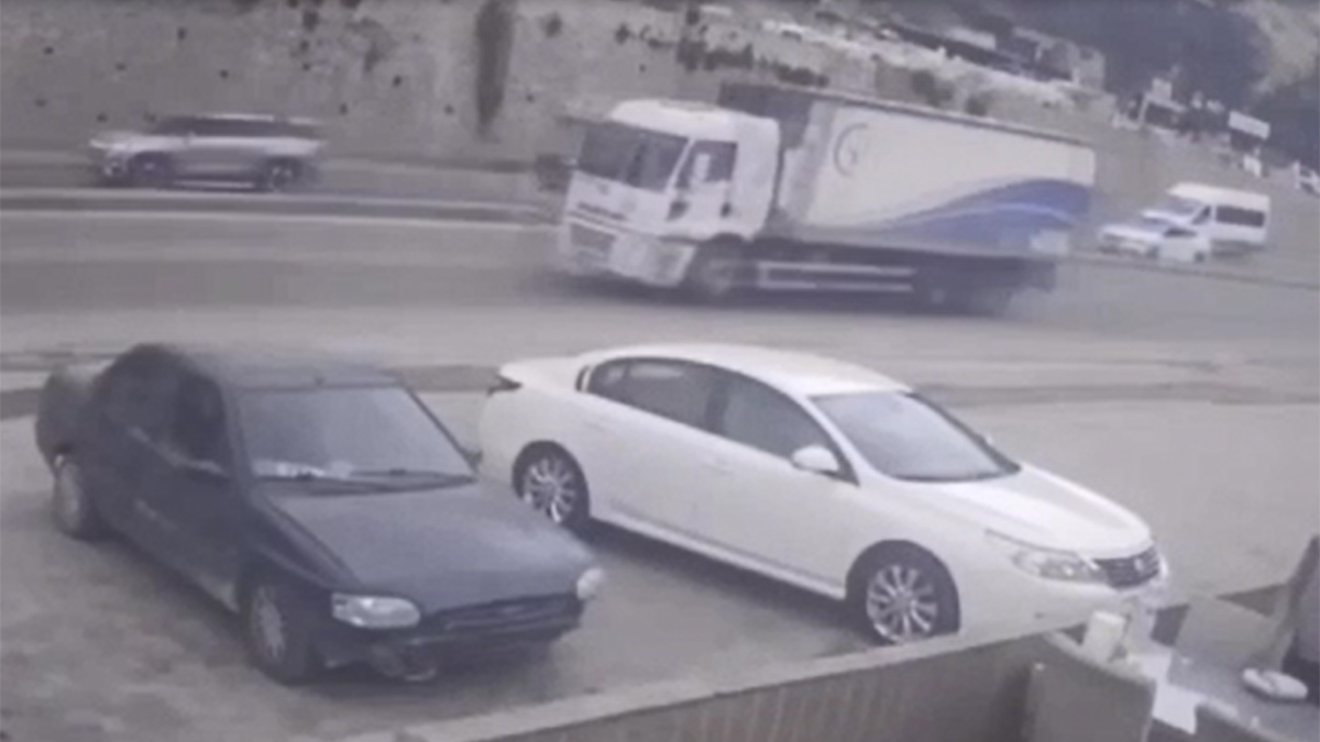 Hatay'da freni arızalanan tır önüne kattığı araçla iş yerine daldı