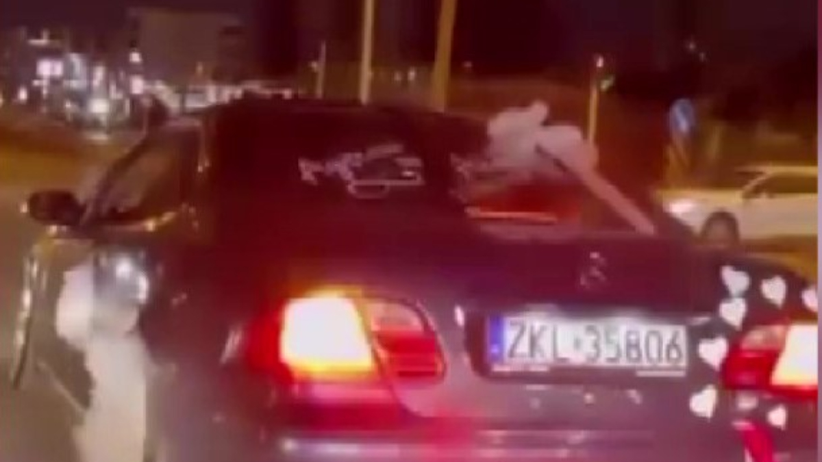 Adana'da düğün konvoyu yolu kapatıp, lastik yaktı