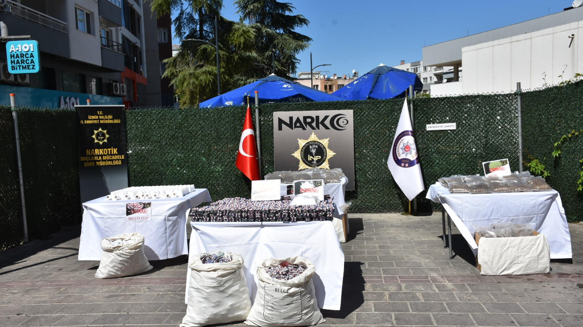 İzmir'de 1 ayda uyuşturucu ticareti yapan 130 şüpheli tutuklandı