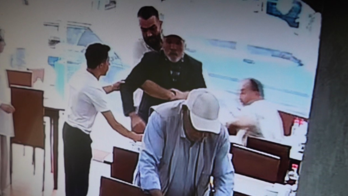 Gümüşhane'de boğazına yemek kaçan yaşlı adamı Heimlich manevrasıyla kurtardı