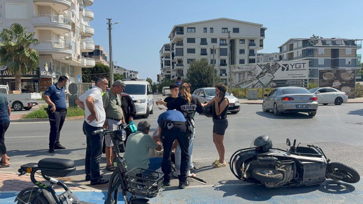Antalya'da otomobil ile motosiklet çarpıştı: Yaralıya yoldan geçen doktor müdahale etti