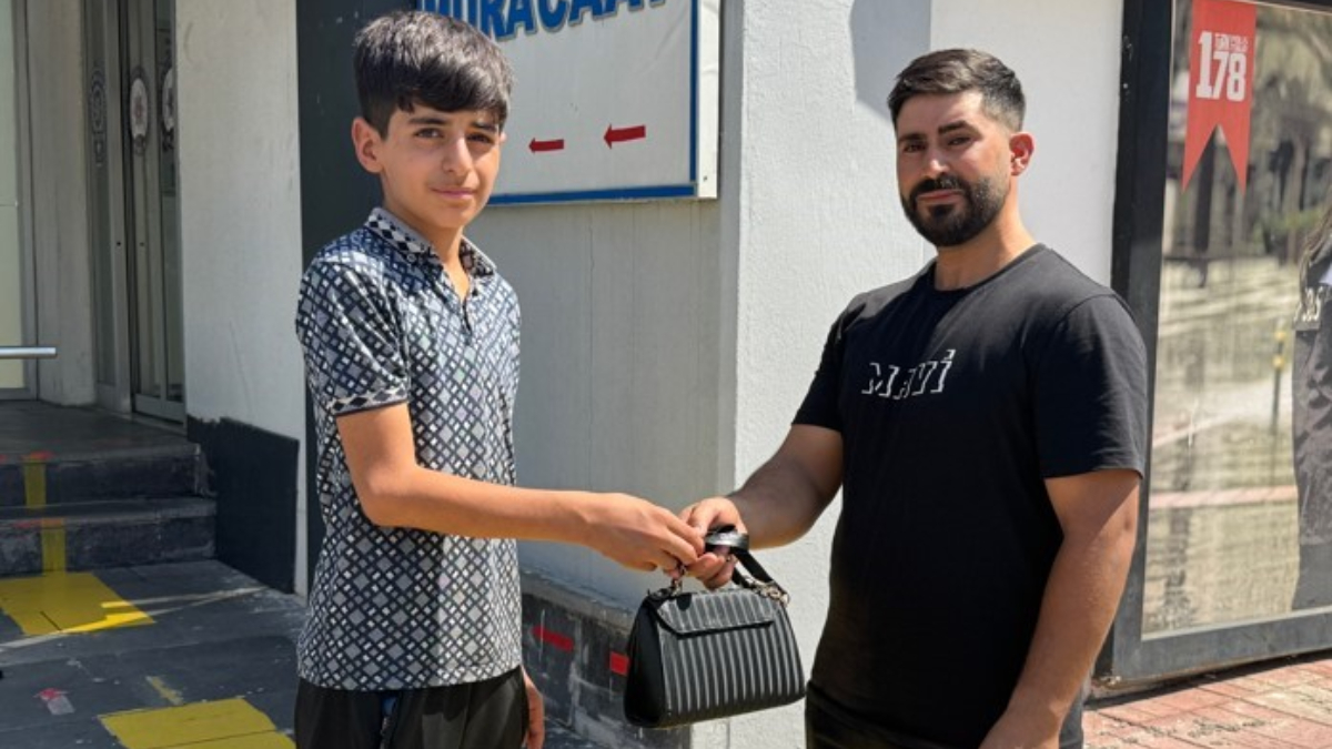 Batman'da çöplerin yanında bulduğu altınları emniyete teslim etti