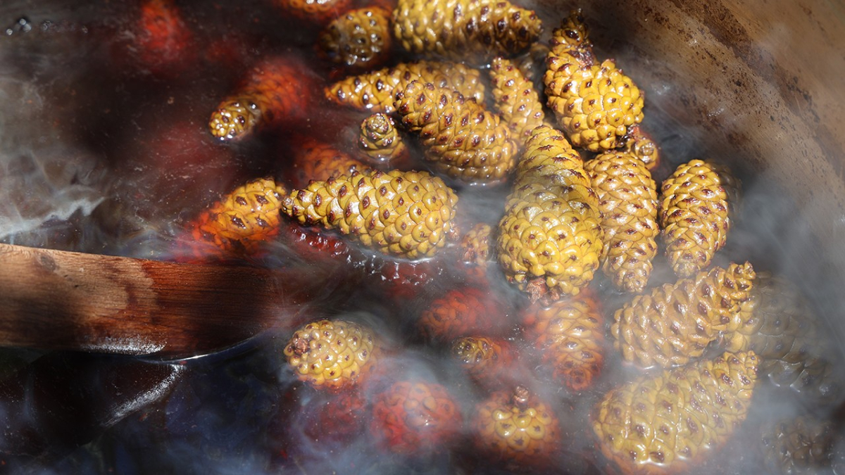 Sigara içenlere şifa: 7 saat kazanda pişiriliyor...