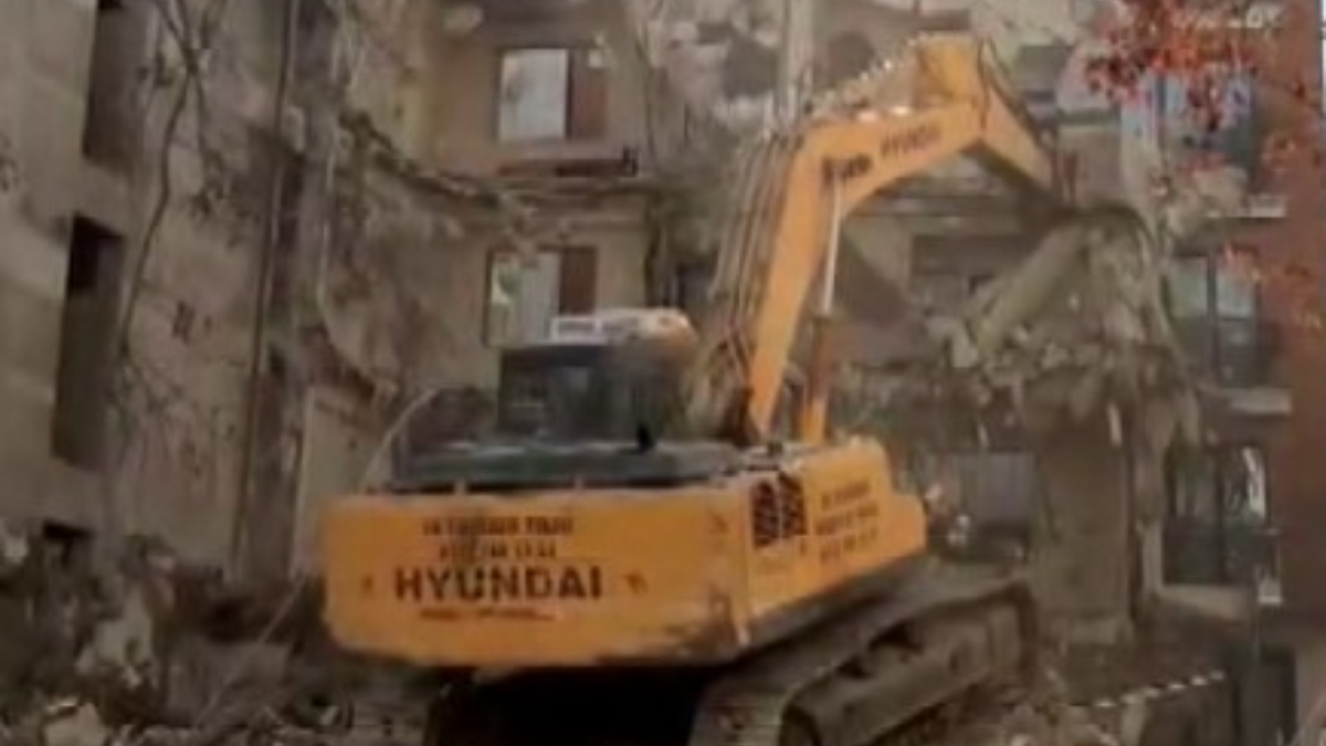 İstanbul Avcılar'da devrilen binayı iş makinesi ile tutmaya çalıştılar