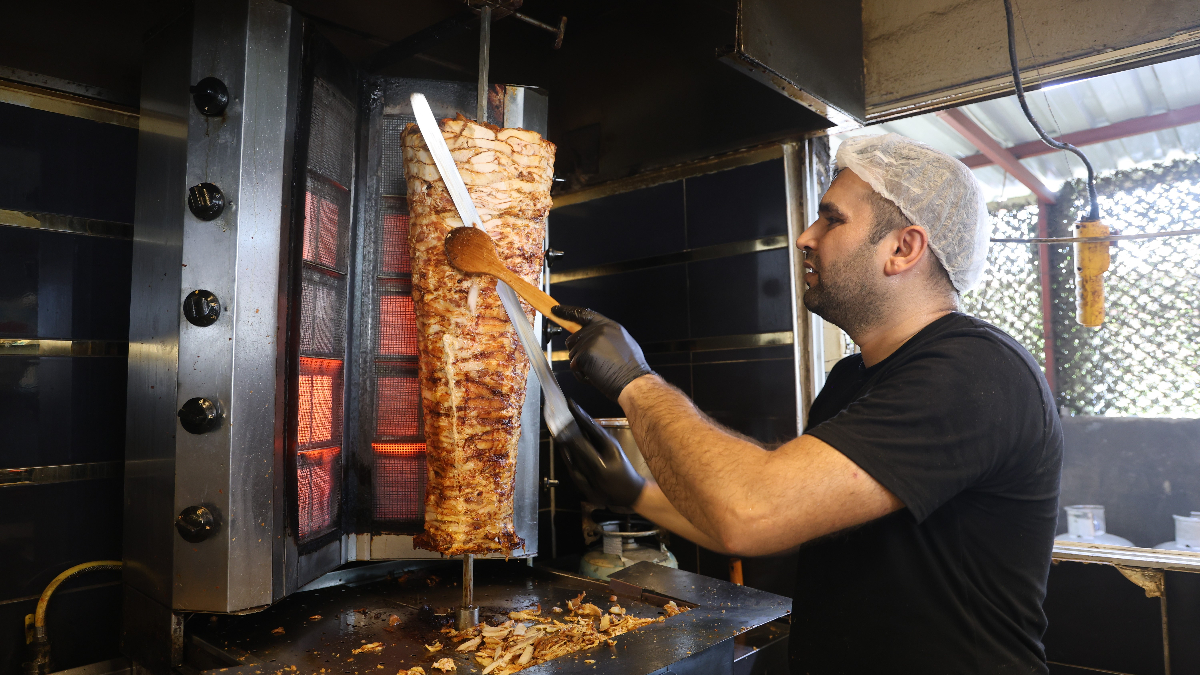 Hatay'ın kavurucu sıcağında döner ustalarının zorlu mesaisi