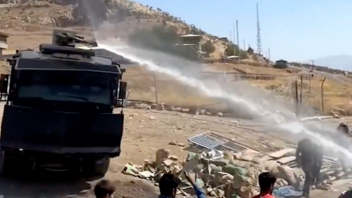 Hakkari'de TOMA'dan harç karan işçilere su desteği