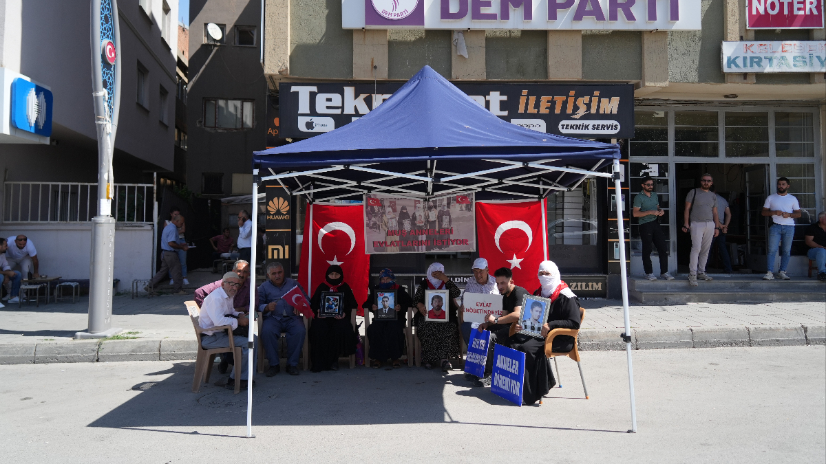 Muş'ta ailelerin evlat nöbeti sürüyor