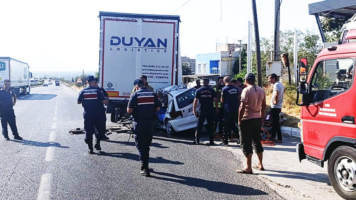 Manisa'da tıra çarpan otomobildeki kardeşler can verdi