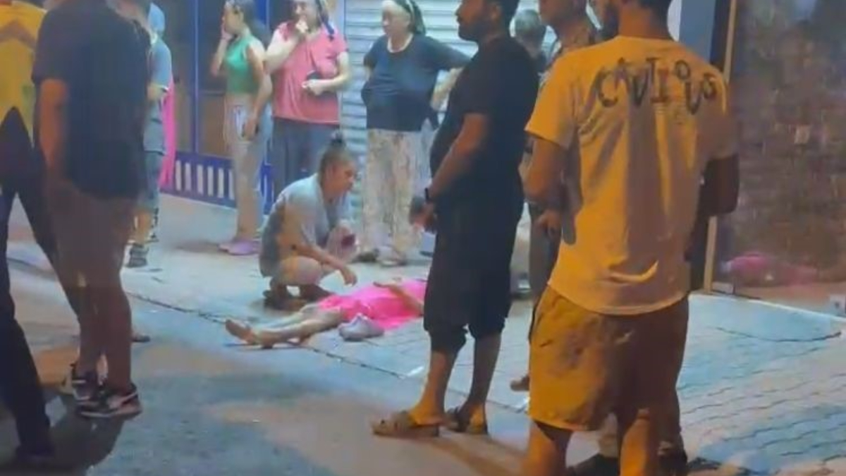 Mersin'de anne ve kızına otomobilin çarptığı kaza kamerada
