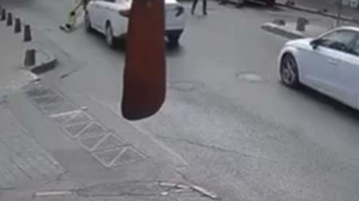İstanbul Beyoğlu'nda dede ve torununa otomobil çarptı