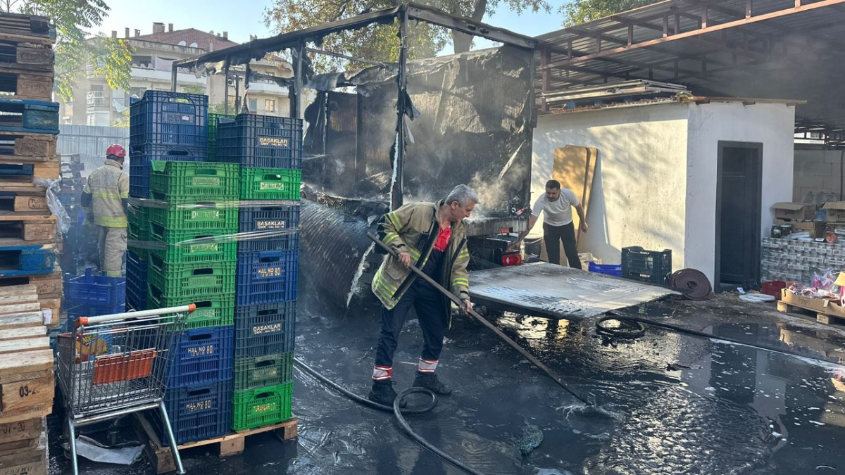 İzmir'de market kamyonu yangında kullanılamaz hale geldi