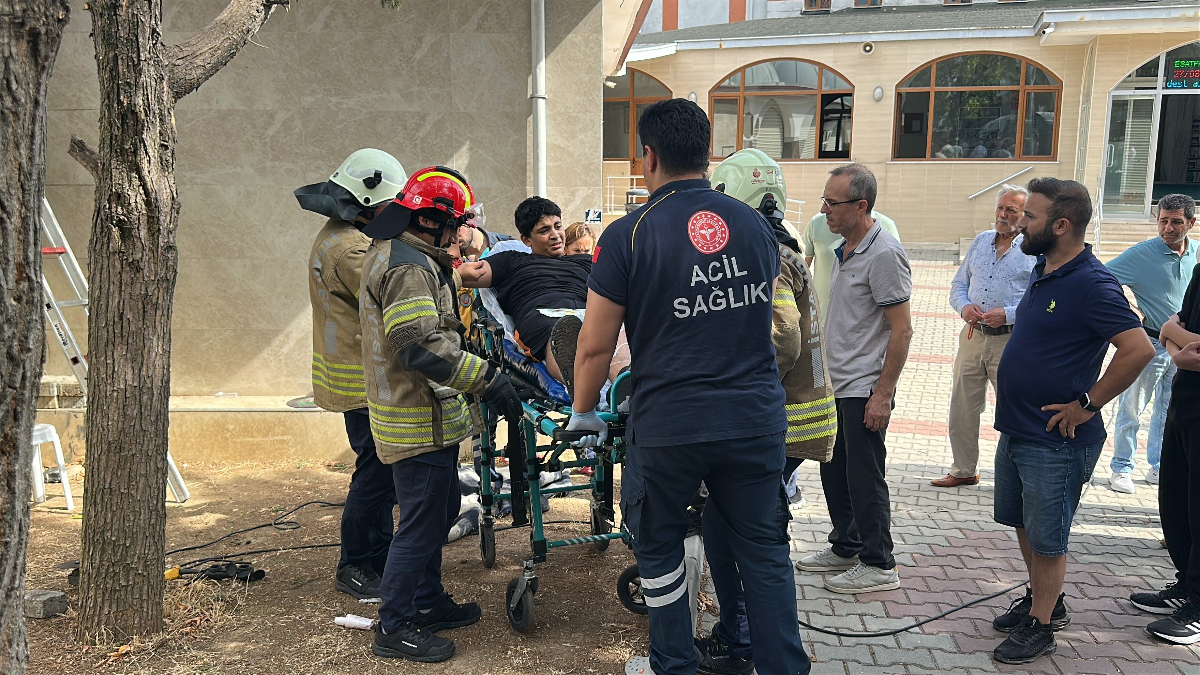 İstanbul'da oyun oynarken bacağına demir saplandı