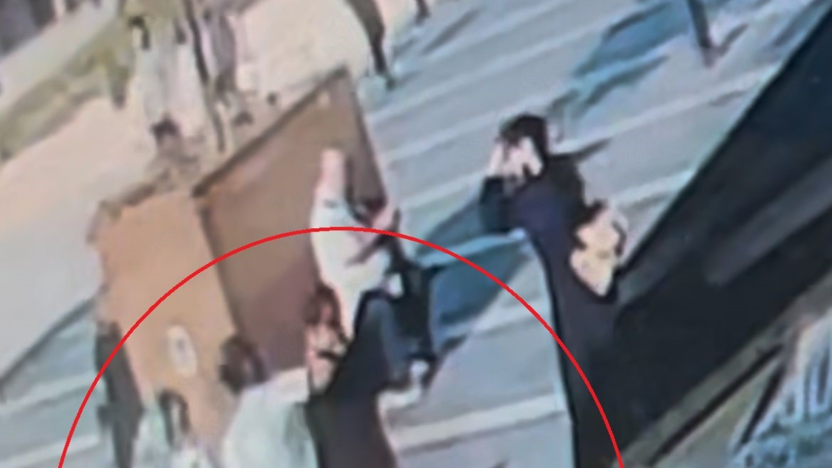 Bursa'da bıçakla geldi, tek yumrukla yere serdi