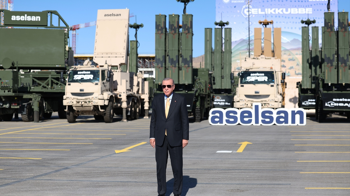 Cumhurbaşkanı Erdoğan'ın Çelik Kubbe için teslim edilen savunma sistemleri ile pozu