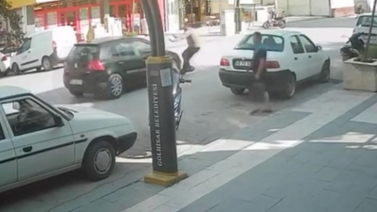 Burdur'da yola aniden koşan yayaya otomobil çarptı