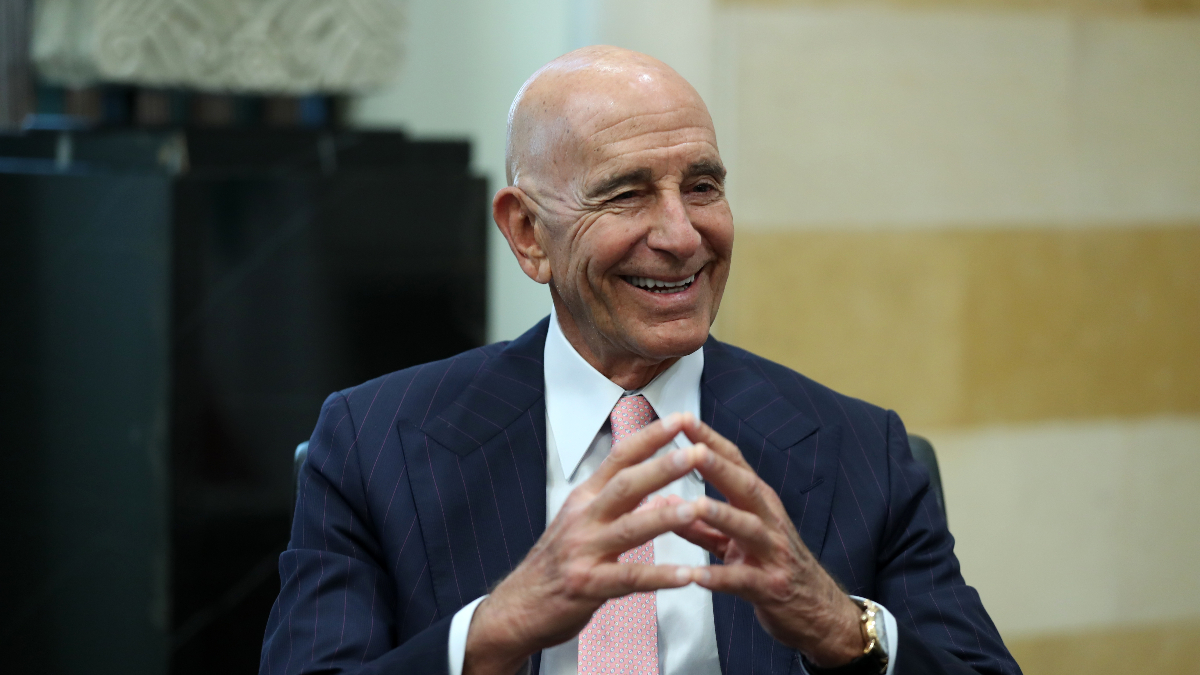 Gazetecilere 'hayvani' diyen ABD'li Tom Barrack, özür diledi