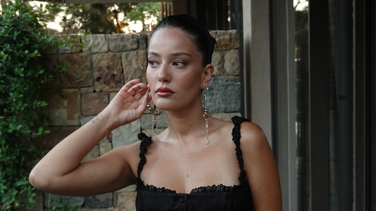 Çocuklarının babasından yeni boşandı! Pelin Akil, mini elbisesiyle gündem oldu